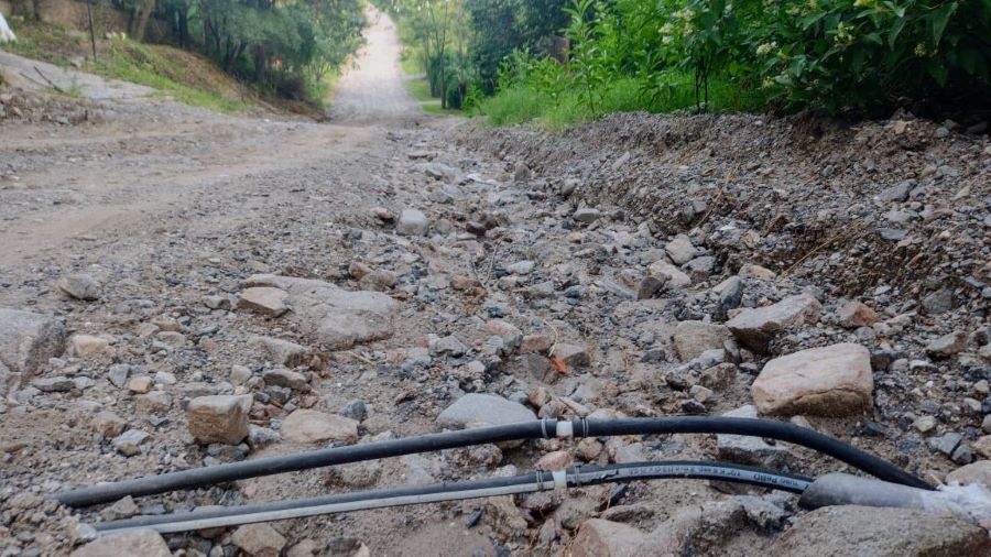 Problemas de calle Los Talas en Mendiolaza. Vista de la calle con caños expuestos