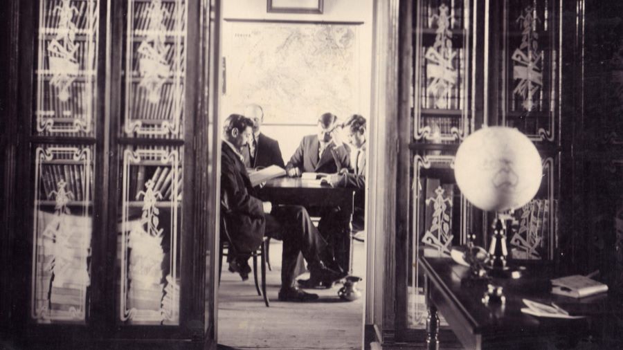 Antigua foto propiedad de CONABIP donde se ve a hmbres leyendo