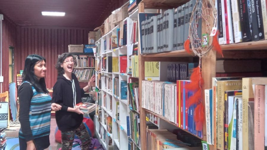 Dos lectoras en la Biblioteca Popular Sayana