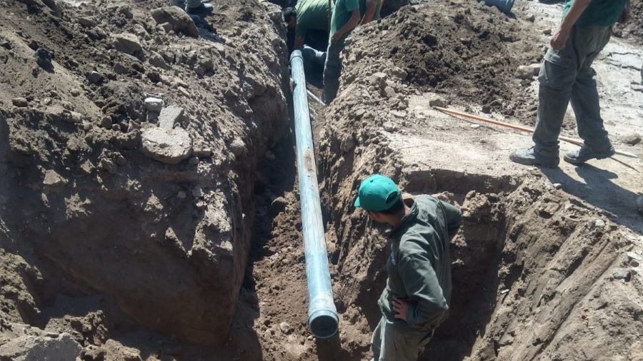 Obreros reparando el caño que causó el socavón en Mendiolaza