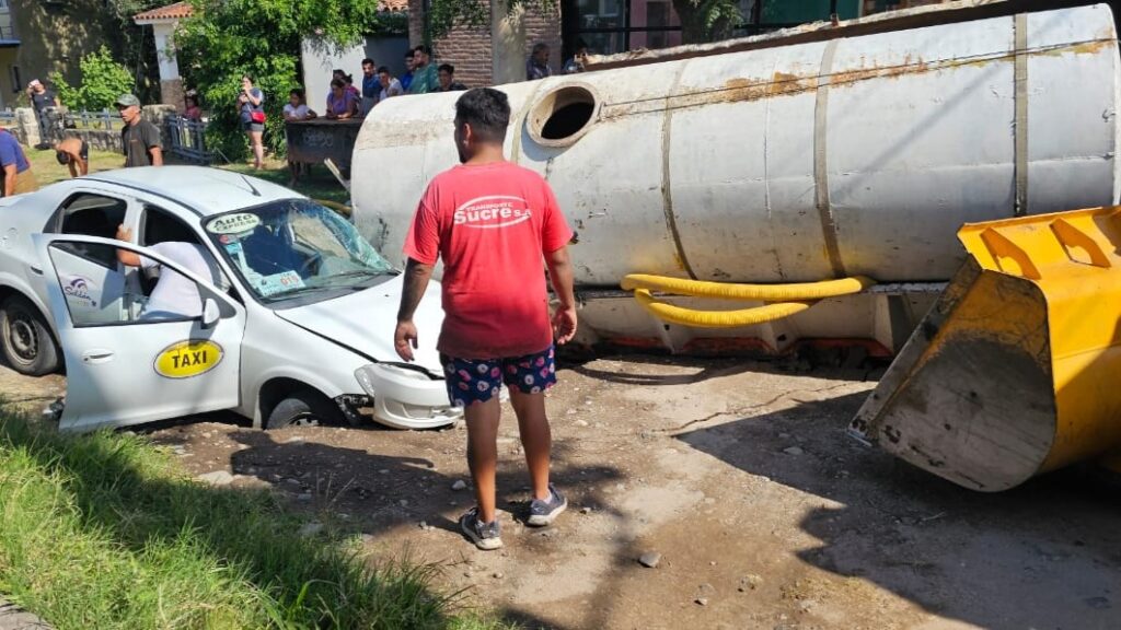 Un auto y un camión en un socavón en Mendiolaza