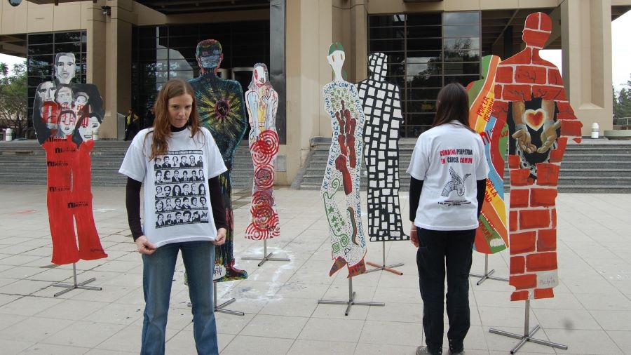 Carolina Vaca Narvaja junto a las intervenciones artísticas realizadas frente a tribunales federales