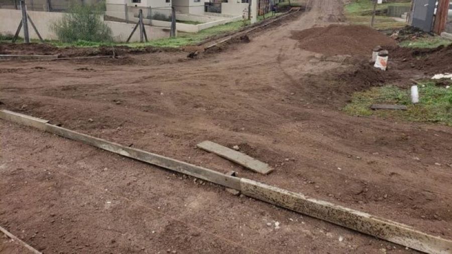 Operarios realizando obras de cordón cuneta en Mendiolaza