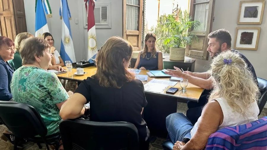 Miembros de la comisión de barrio Los Cigarrales reunidos con autoridades municipales de Mendiolaza