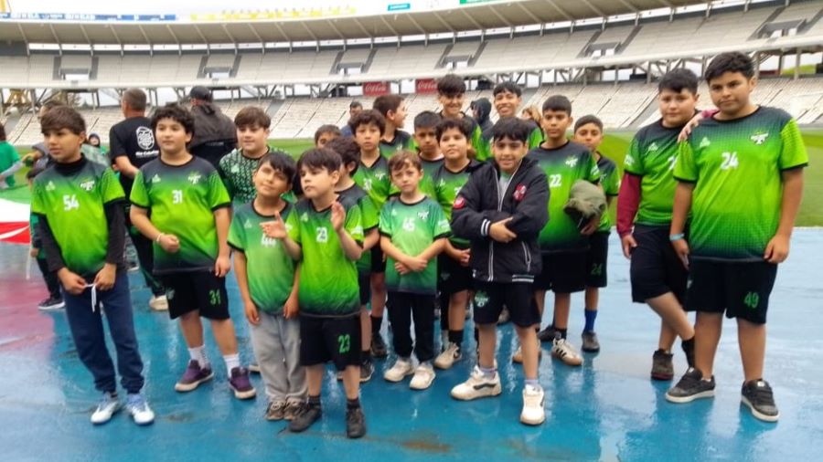 Con la bandera de Bichos Verdes de Mendiolaza