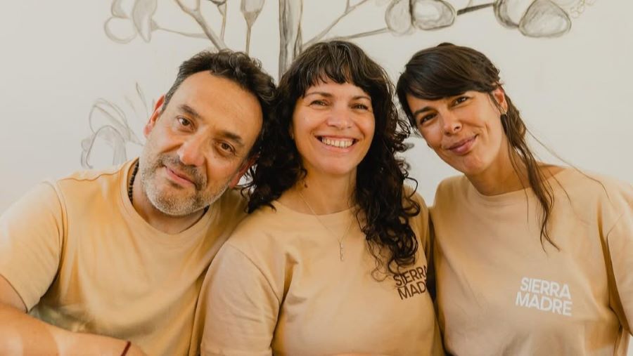 Claudia Solé junto al equipo de Sierra Madre en su nuevo local de La Higuera