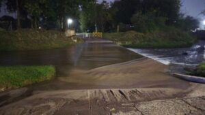 Permanecen cerrados los vados en Mendiolaza Lluvias y el dique sobre el nivel del vertedero
