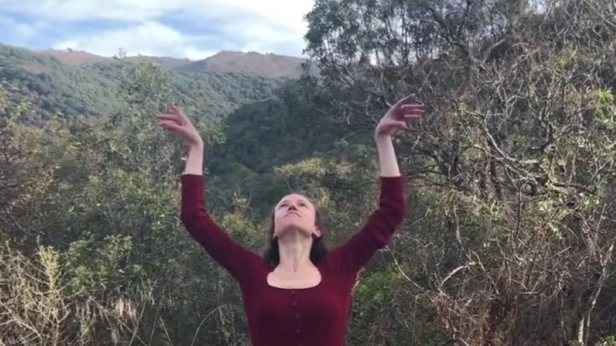 Mendiolaza recibe Lecciones del monte.
Nicole Tyler reflexiona con el cuerpo sobre el territorio