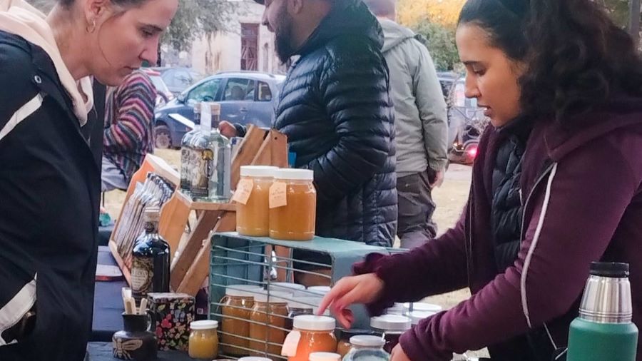 Mujeres en las ferias comunitarias de Mendiolaza.
Sostienendo la economía familiar