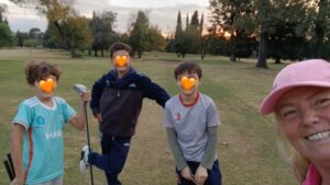 La vecina de Mendiolaza que enseña golf y valores. Instructora en el campo y catequista en Las Polinesias