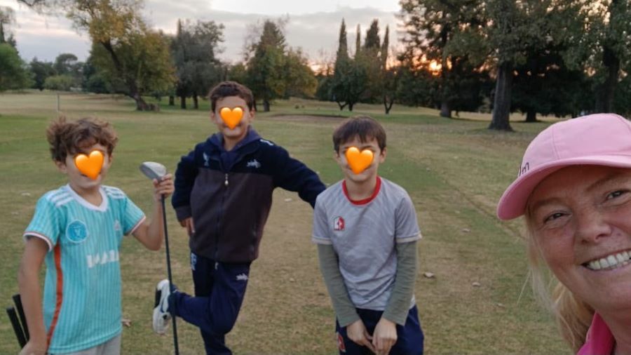 La vecina de Mendiolaza que enseña golf y valores.
Instructora en el campo y catequista en Las Polinesias